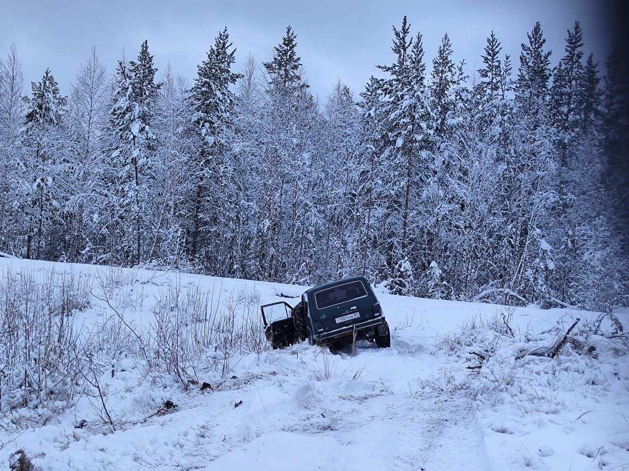 Надымские автоинспекторы оказали помощь водителю на автодороге