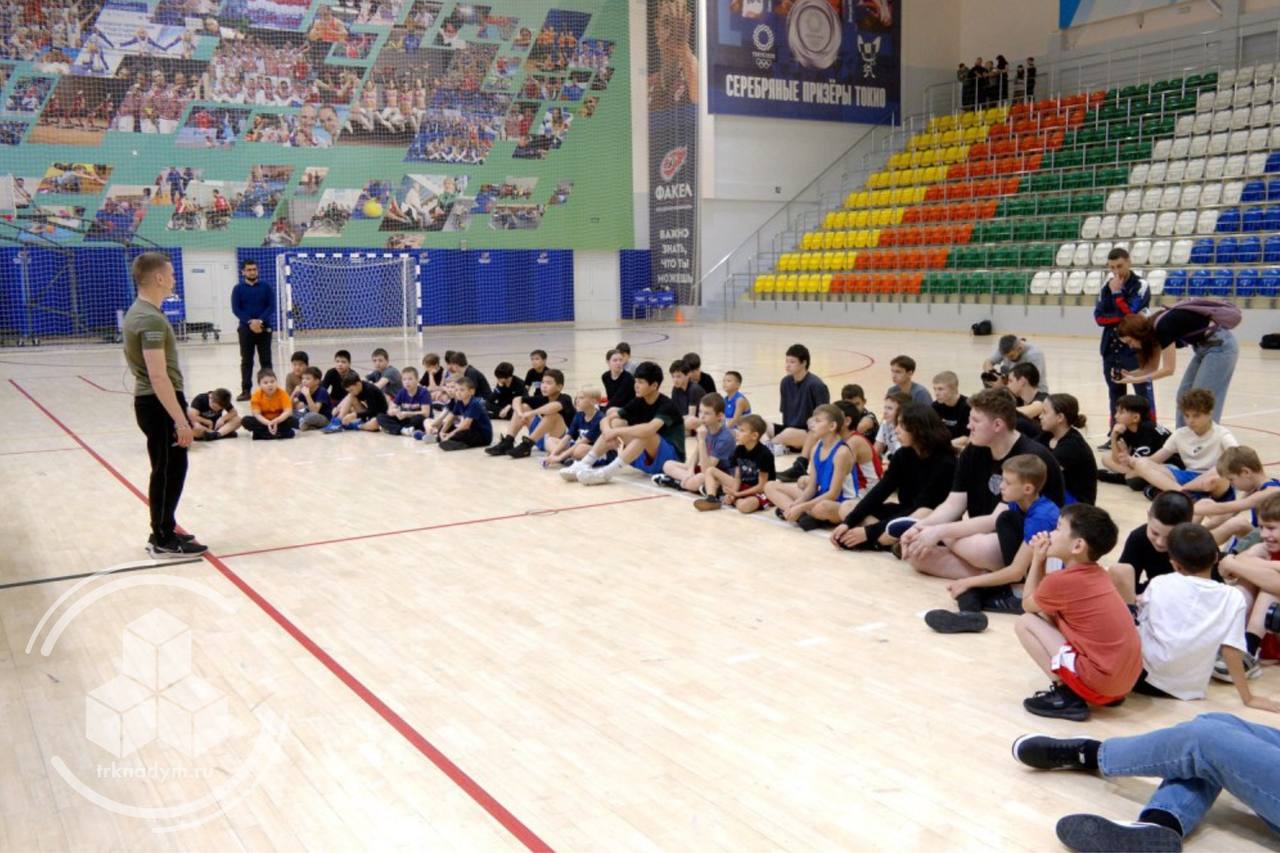 В зале спортивной школы «Арктика» для юных надымчан проходил мастер-класс от бронзового призёра Чемпионата Мира и Чемпиона Европы Дмитрия Двали В зале спортивной школы «Арктика» для юных надымчан проходил мастер-класс от бронзового призёра Чемпионата Мира и Чемпиона Европы Дмитрия Двали
