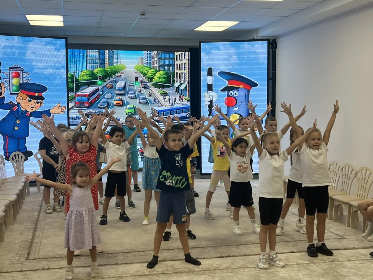 Автоинспекторы города Ноябрьска провели музыкальный флешмоб «Волшебные огоньки»