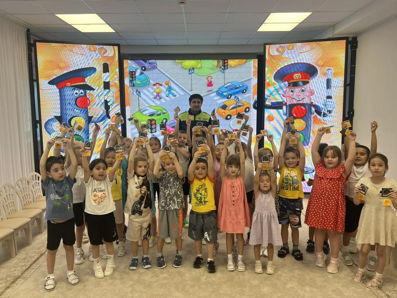 Автоинспекторы города Ноябрьска провели музыкальный флешмоб «Волшебные огоньки» Автоинспекторы города Ноябрьска провели музыкальный флешмоб «Волшебные огоньки»