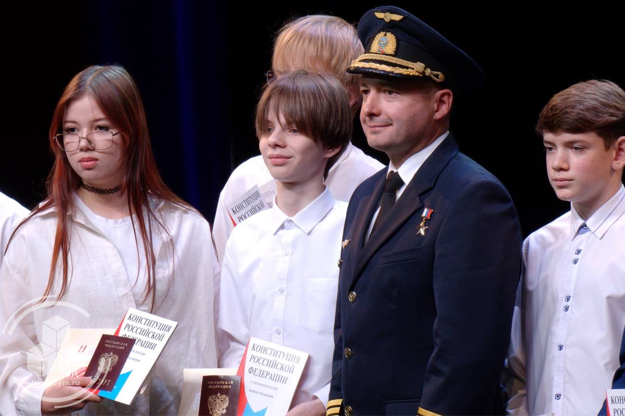 В Надым приехал Герой России лётчик Дамир Юсупов В Надым приехал Герой России лётчик Дамир Юсупов