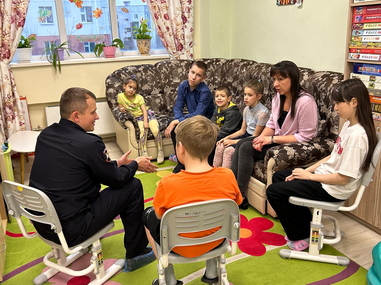 Ноябрьские полицейские провели комплексную профилактическую беседу с воспитанниками центра «Гармония» Ноябрьские полицейские провели комплексную профилактическую беседу с воспитанниками центра «Гармония»