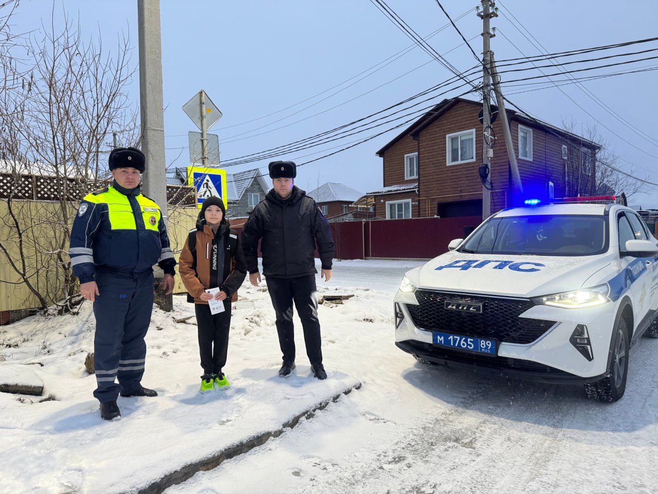 Салехардские полицейские провели разъяснительную работу по безопасности дорожного движения Салехардские полицейские провели разъяснительную работу по безопасности дорожного движения