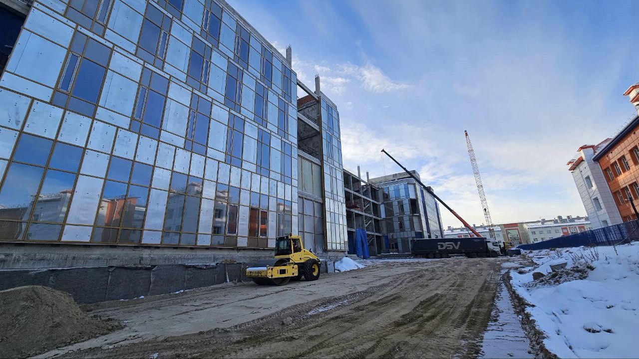 Новая поликлиника в южной части Нового Уренгоя готова более чем на треть