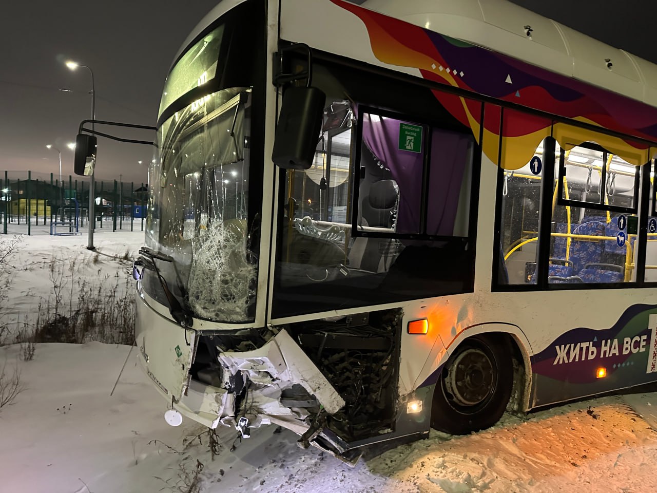В Салехарде ДТП — столкнулись автобус и легковушка В Салехарде ДТП — столкнулись автобус и легковушка