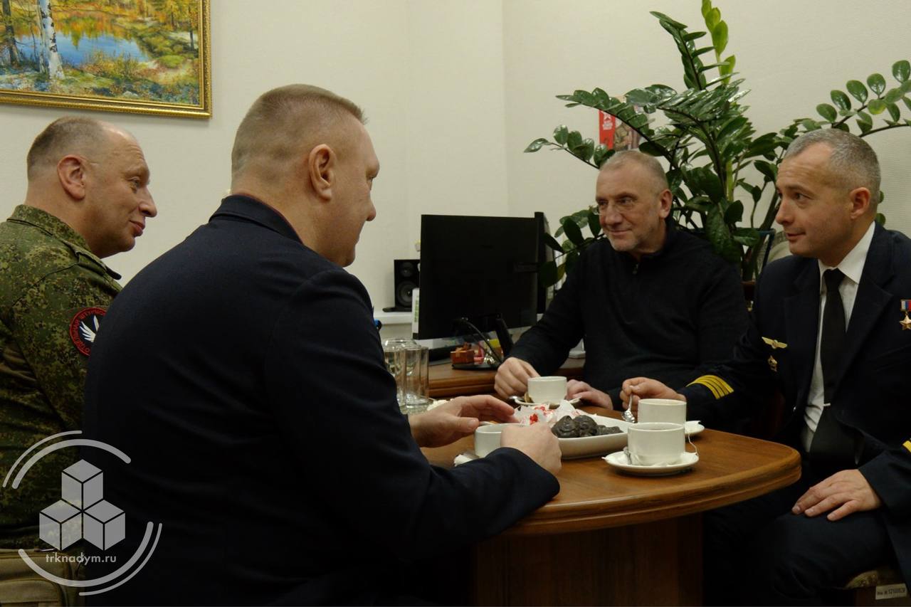 В Надым приехал Герой России лётчик Дамир Юсупов В Надым приехал Герой России лётчик Дамир Юсупов