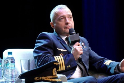 В Надым приехал Герой России лётчик Дамир Юсупов