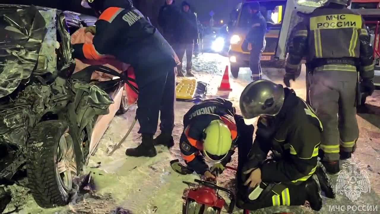 В 19 часов 11 минут в пожарно-спасательную часть города Салехард поступило сообщение о дорожно-транспортном происшествии