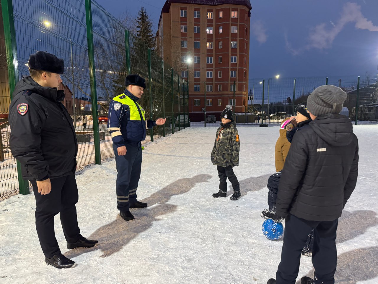 Салехардские полицейские провели разъяснительную работу по безопасности дорожного движения