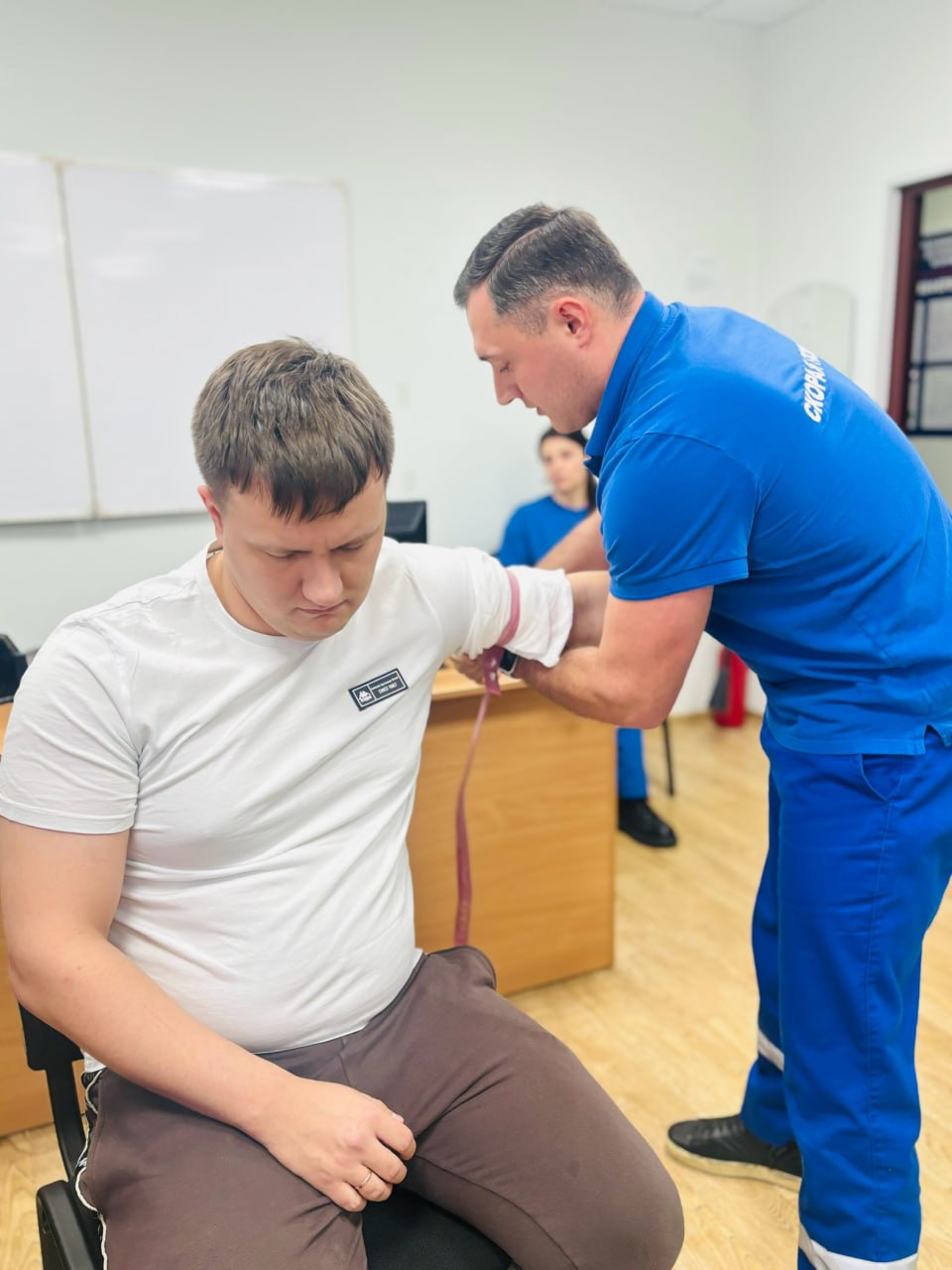 Мастер-класс по первой помощи: медики обучили пуровских инспекторов спасению жизней на дороге Мастер-класс по первой помощи: медики обучили пуровских инспекторов спасению жизней на дороге