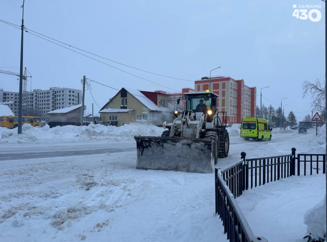 Сегодня городские дорожные и коммунальные службы выполняют регламентные работы и патрульную очистку улиц и тротуаров