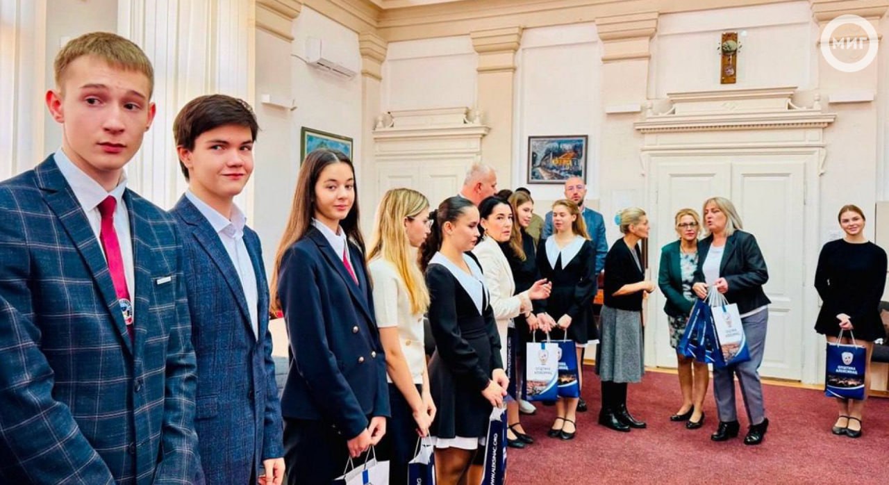 15 ноябрьских школьников отправились на языковую стажировку в Сербию 15 ноябрьских школьников отправились на языковую стажировку в Сербию