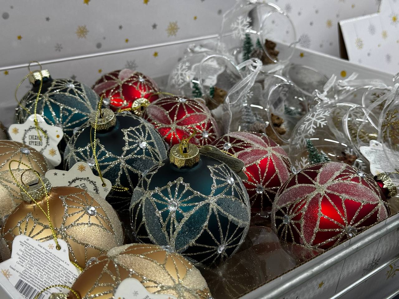 При появлении новогоднего декора финансовая грамотность «говорит» «пока»: в магазины Ямала уже завели праздничные украшения, посуду и фигурки При появлении новогоднего декора финансовая грамотность «говорит» «пока»: в магазины Ямала уже завели праздничные украшения, посуду и фигурки