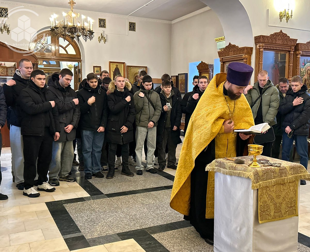 В Свято-Никольском храме собрались молодые люди, готовящиеся к службе в армии