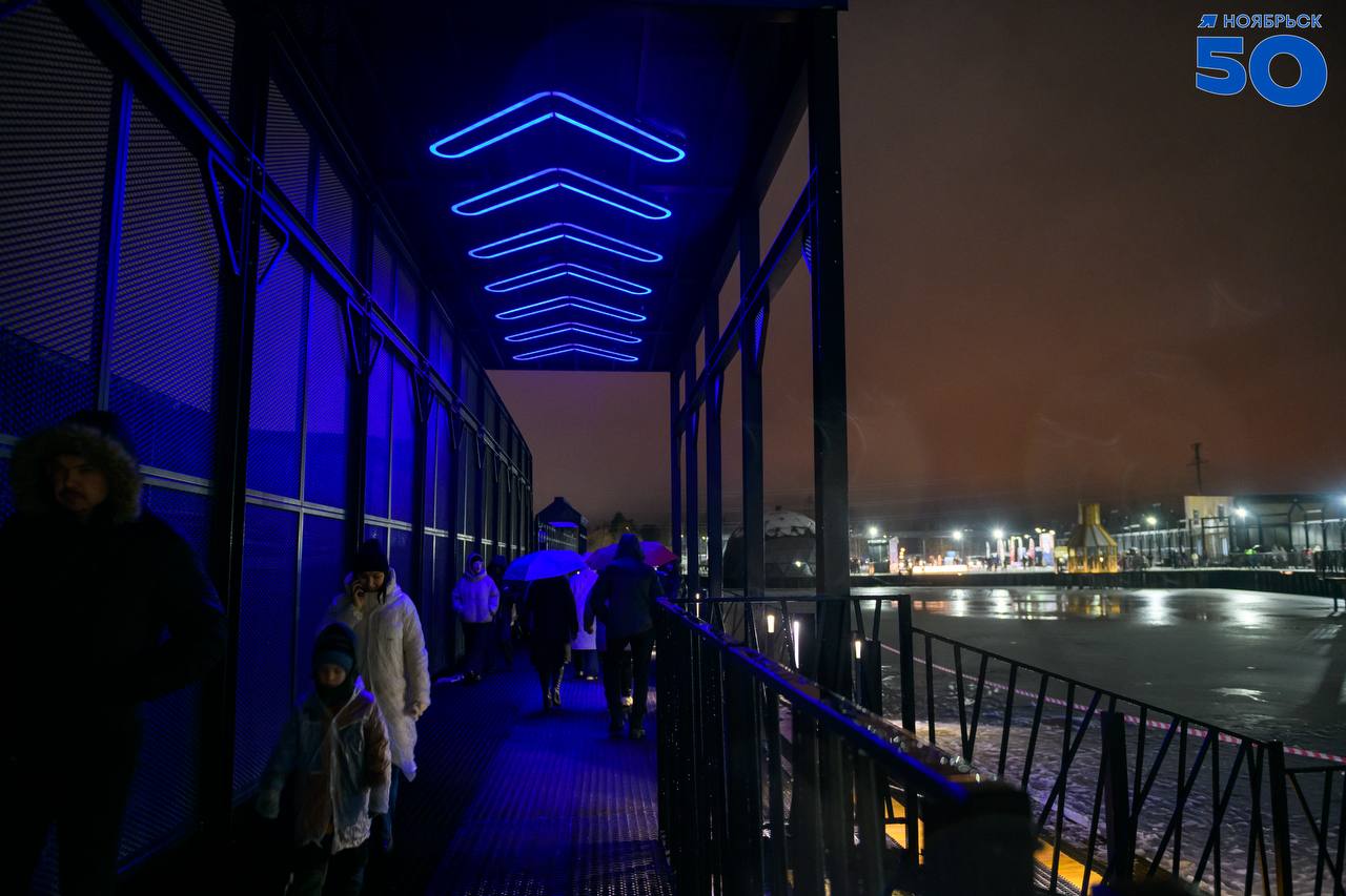 Стильно, современно и комфортно, так выглядит новое общественное пространство, которое появилось вокруг озера Безымянного