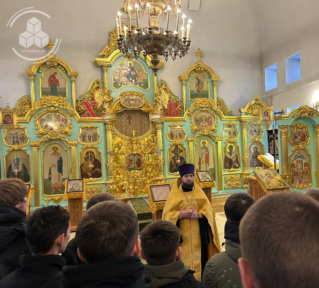 В Свято-Никольском храме собрались молодые люди, готовящиеся к службе в армии В Свято-Никольском храме собрались молодые люди, готовящиеся к службе в армии