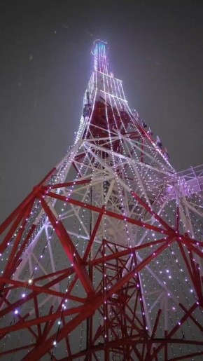 А под нашей телевышкой снеговики шикарные получаются