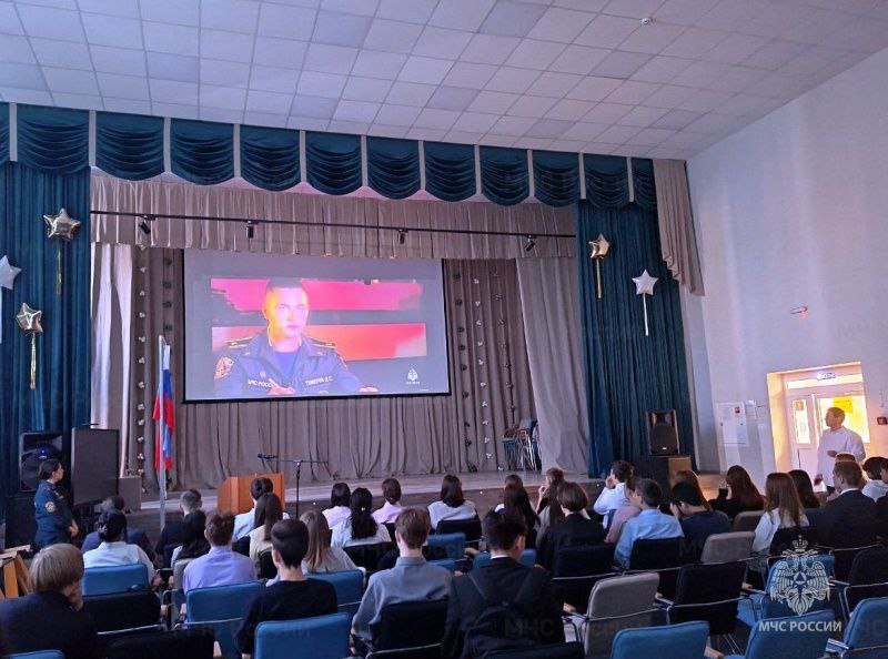 Кем стать в будущем?. Представители надымского пожарно-спасательного гарнизона регулярно проводят профориентационные мероприятия в школах города, чтобы помочь старшеклассникам сделать осознанный выбор будущей профессии Кем стать в будущем?. Представители надымского пожарно-спасательного гарнизона регулярно проводят профориентационные мероприятия в школах города, чтобы помочь старшеклассникам сделать осознанный выбор будущей профессии