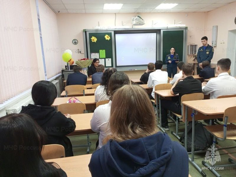 Кем стать в будущем?. Представители надымского пожарно-спасательного гарнизона регулярно проводят профориентационные мероприятия в школах города, чтобы помочь старшеклассникам сделать осознанный выбор будущей профессии Кем стать в будущем?. Представители надымского пожарно-спасательного гарнизона регулярно проводят профориентационные мероприятия в школах города, чтобы помочь старшеклассникам сделать осознанный выбор будущей профессии