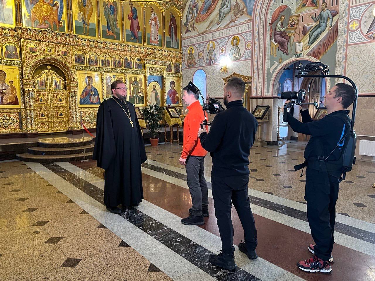 В Богоявленском соборе и Архиерейском подворье прошли съемки телепроекта «Святыни России» В Богоявленском соборе и Архиерейском подворье прошли съемки телепроекта «Святыни России»