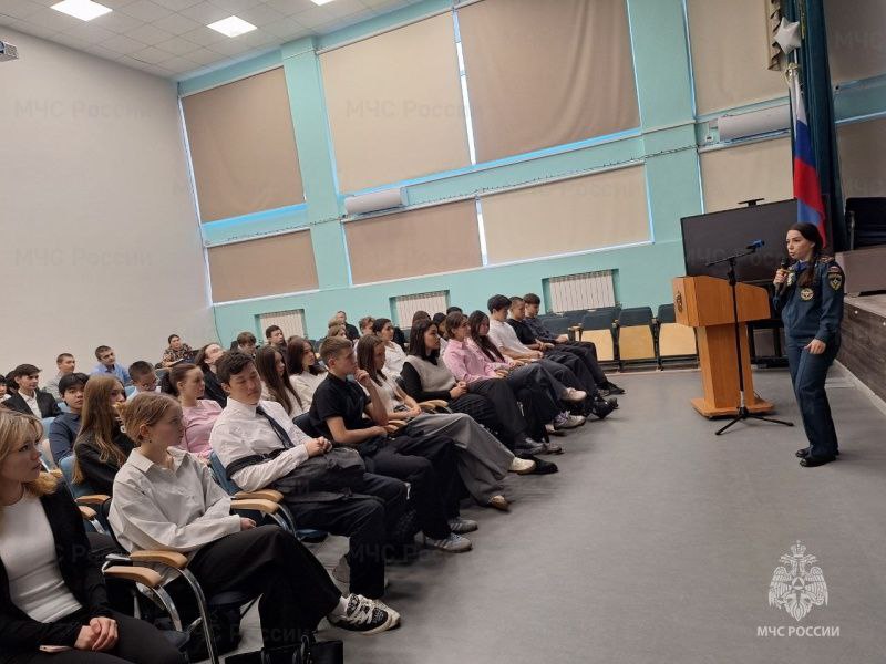 Кем стать в будущем?. Представители надымского пожарно-спасательного гарнизона регулярно проводят профориентационные мероприятия в школах города, чтобы помочь старшеклассникам сделать осознанный выбор будущей профессии