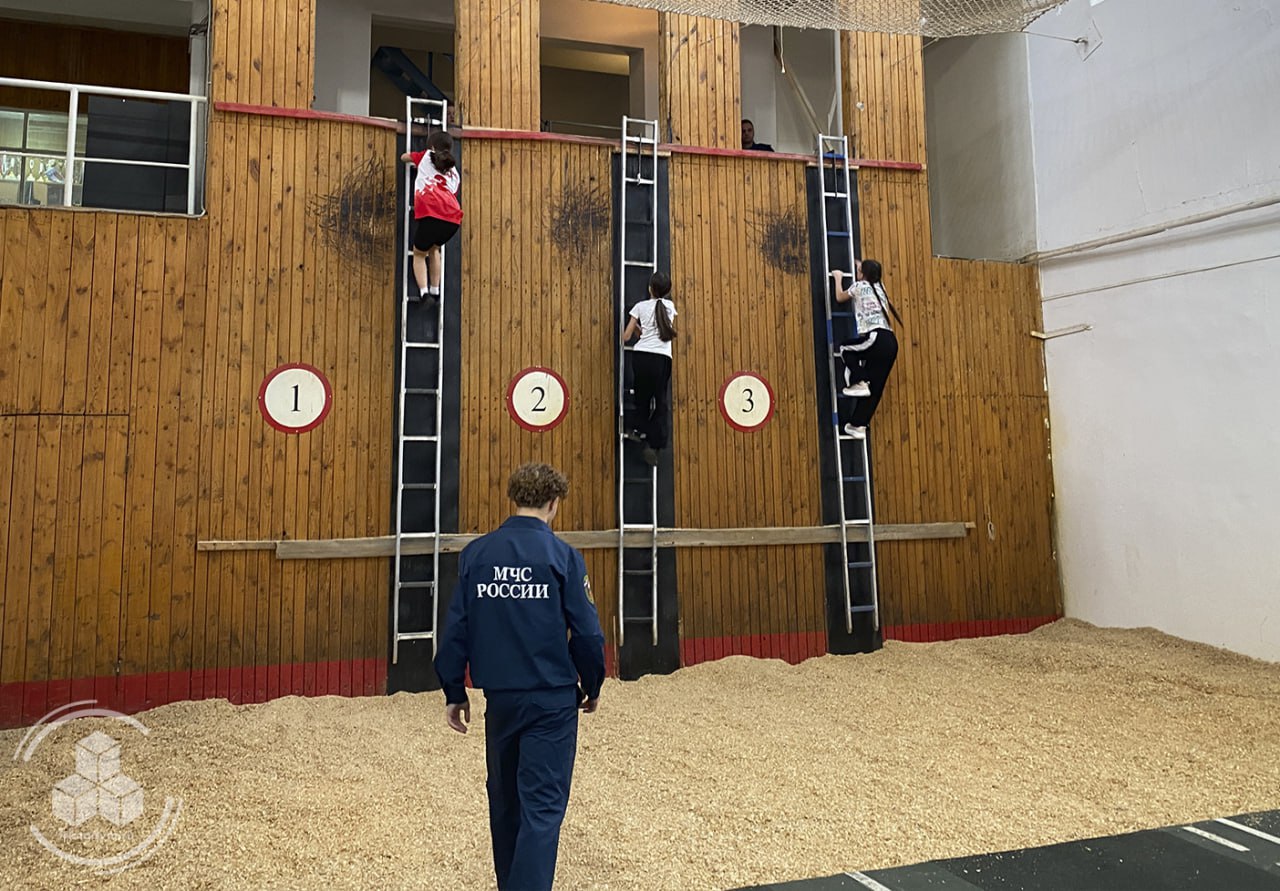 В спортивном манеже 1-го пожарно-спасательного состоялось лично-командное первенство по пожарно-спасательному спорту среди общеобразовательных школ Надымского района В спортивном манеже 1-го пожарно-спасательного состоялось лично-командное первенство по пожарно-спасательному спорту среди общеобразовательных школ Надымского района