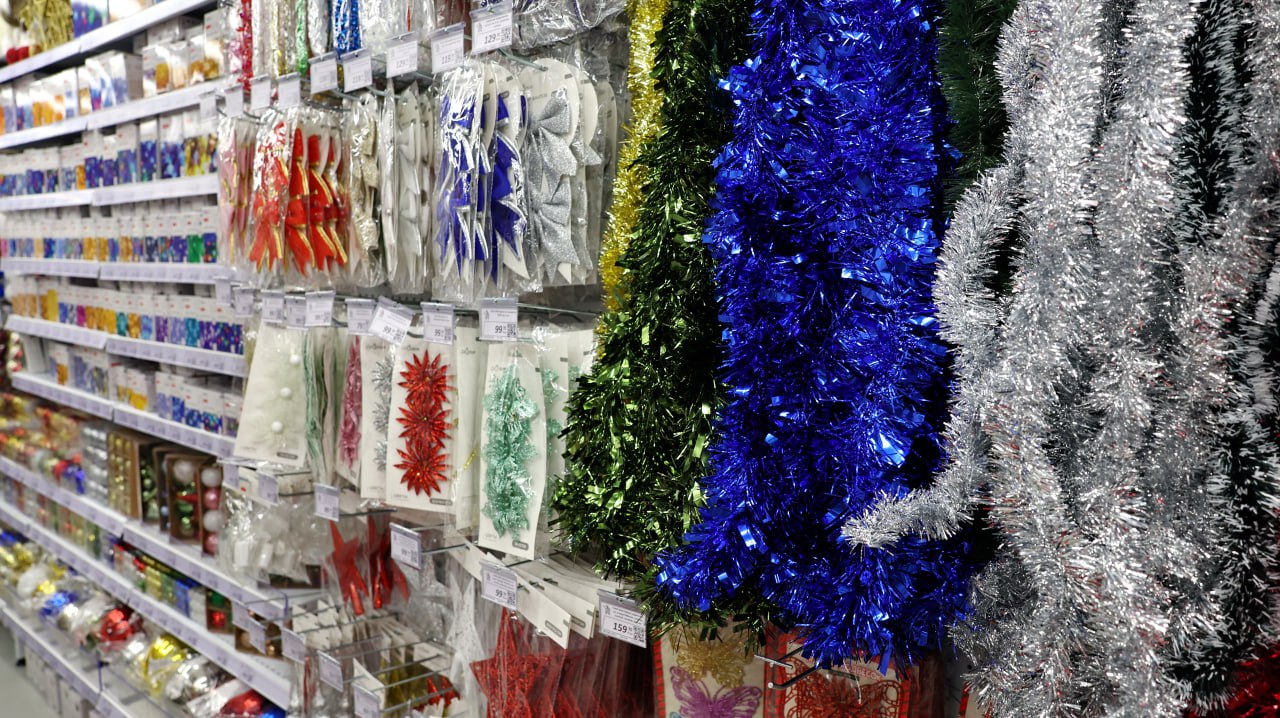 При появлении новогоднего декора финансовая грамотность «говорит» «пока»: в магазины Ямала уже завели праздничные украшения, посуду и фигурки При появлении новогоднего декора финансовая грамотность «говорит» «пока»: в магазины Ямала уже завели праздничные украшения, посуду и фигурки