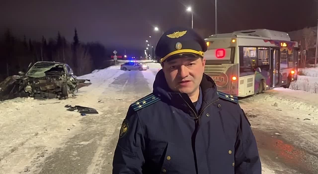 Прокуратура проверяет обстоятельства ДТП с участием маршрутного автобуса в Салехарде