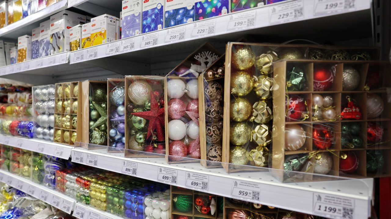 При появлении новогоднего декора финансовая грамотность «говорит» «пока»: в магазины Ямала уже завели праздничные украшения, посуду и фигурки При появлении новогоднего декора финансовая грамотность «говорит» «пока»: в магазины Ямала уже завели праздничные украшения, посуду и фигурки