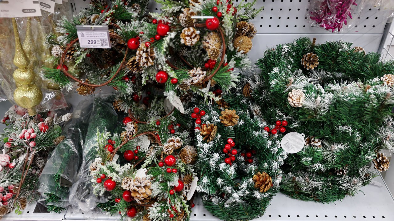 При появлении новогоднего декора финансовая грамотность «говорит» «пока»: в магазины Ямала уже завели праздничные украшения, посуду и фигурки При появлении новогоднего декора финансовая грамотность «говорит» «пока»: в магазины Ямала уже завели праздничные украшения, посуду и фигурки