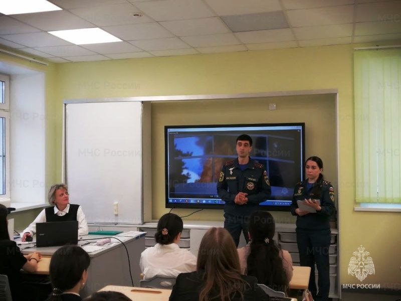 Кем стать в будущем?. Представители надымского пожарно-спасательного гарнизона регулярно проводят профориентационные мероприятия в школах города, чтобы помочь старшеклассникам сделать осознанный выбор будущей профессии Кем стать в будущем?. Представители надымского пожарно-спасательного гарнизона регулярно проводят профориентационные мероприятия в школах города, чтобы помочь старшеклассникам сделать осознанный выбор будущей профессии