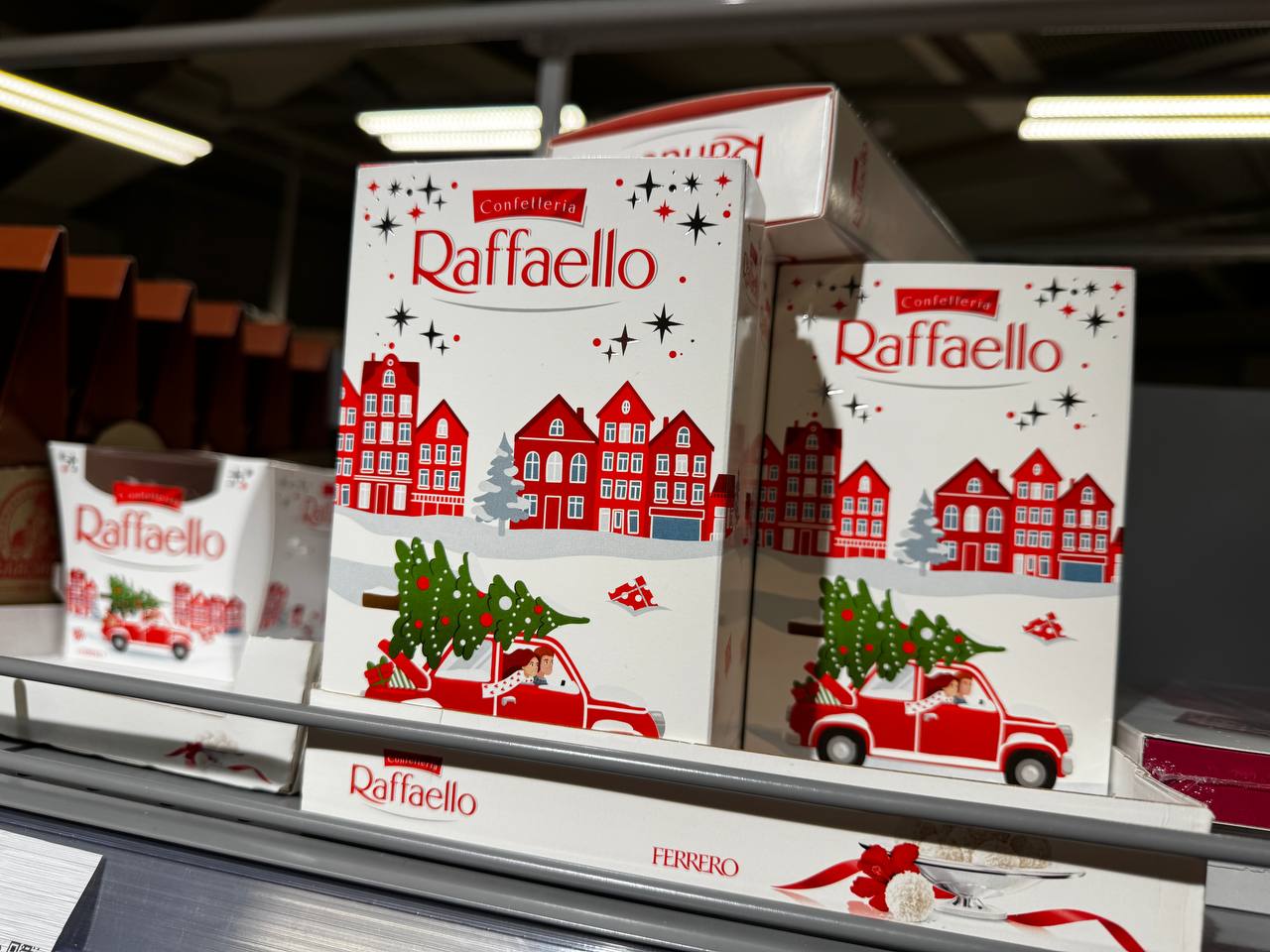 При появлении новогоднего декора финансовая грамотность «говорит» «пока»: в магазины Ямала уже завели праздничные украшения, посуду и фигурки При появлении новогоднего декора финансовая грамотность «говорит» «пока»: в магазины Ямала уже завели праздничные украшения, посуду и фигурки