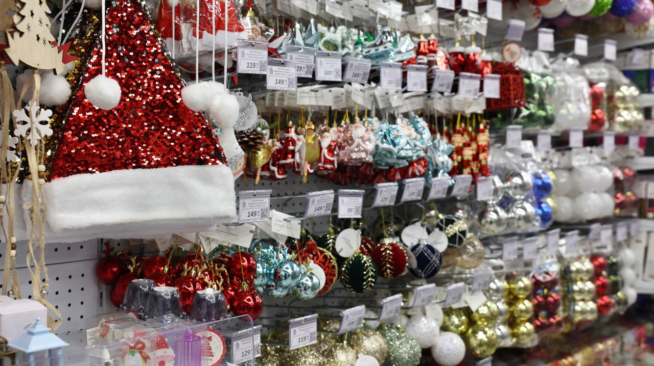 При появлении новогоднего декора финансовая грамотность «говорит» «пока»: в магазины Ямала уже завели праздничные украшения, посуду и фигурки При появлении новогоднего декора финансовая грамотность «говорит» «пока»: в магазины Ямала уже завели праздничные украшения, посуду и фигурки