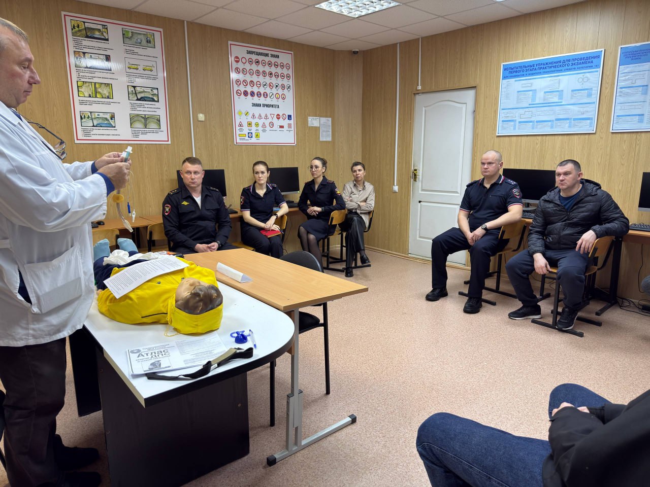 В Госавтоинспекции Губкинского для сотрудников прошел специальный лекторий по оказанию первой помощи пострадавшим в ДТП