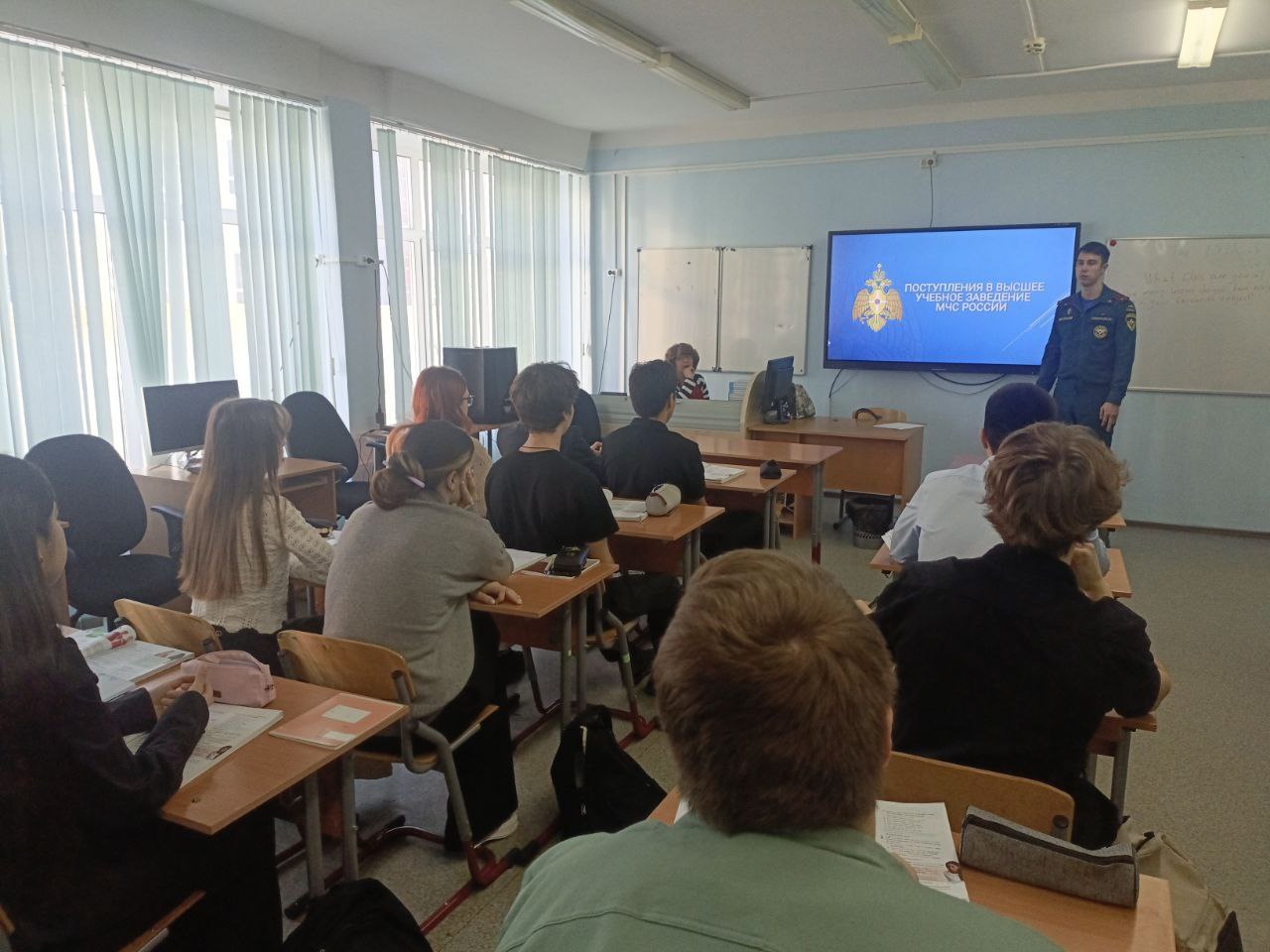 Ноябрьским старшеклассникам помогают найти призвание: сотрудники МЧС рассказывают о пути в профессию Ноябрьским старшеклассникам помогают найти призвание: сотрудники МЧС рассказывают о пути в профессию