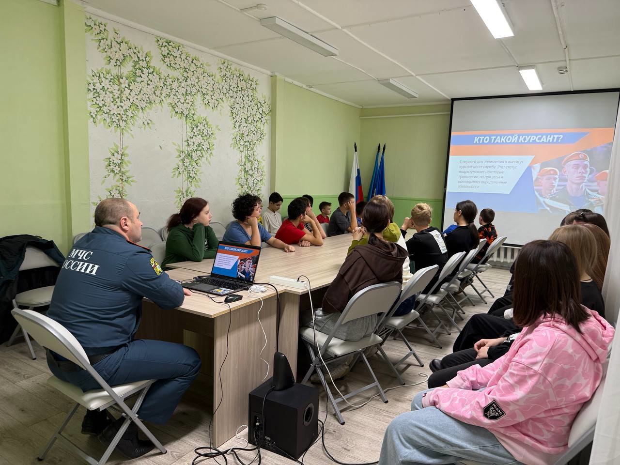 Ноябрьским старшеклассникам помогают найти призвание: сотрудники МЧС рассказывают о пути в профессию Ноябрьским старшеклассникам помогают найти призвание: сотрудники МЧС рассказывают о пути в профессию