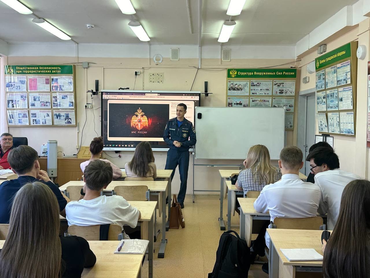 Ноябрьским старшеклассникам помогают найти призвание: сотрудники МЧС рассказывают о пути в профессию Ноябрьским старшеклассникам помогают найти призвание: сотрудники МЧС рассказывают о пути в профессию