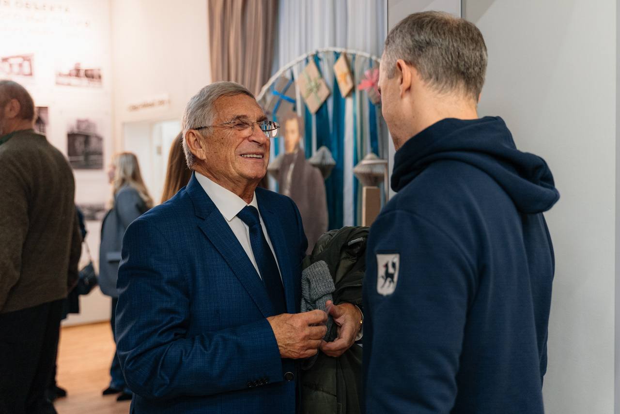 Глава Салехарда Алексей Титовский обсудил со старожилами, ветеранами города, участниками специальной военной операции, историками, краеведами, каким будет новое пространство в честь того, что Салехарду присвоено почётное... Глава Салехарда Алексей Титовский обсудил со старожилами, ветеранами города, участниками специальной военной операции, историками, краеведами, каким будет новое пространство в честь того, что Салехарду присвоено почётное...