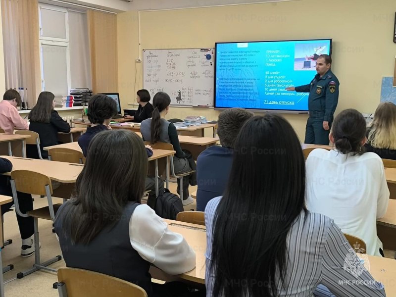 Ноябрьским старшеклассникам помогают найти призвание: сотрудники МЧС рассказывают о пути в профессию