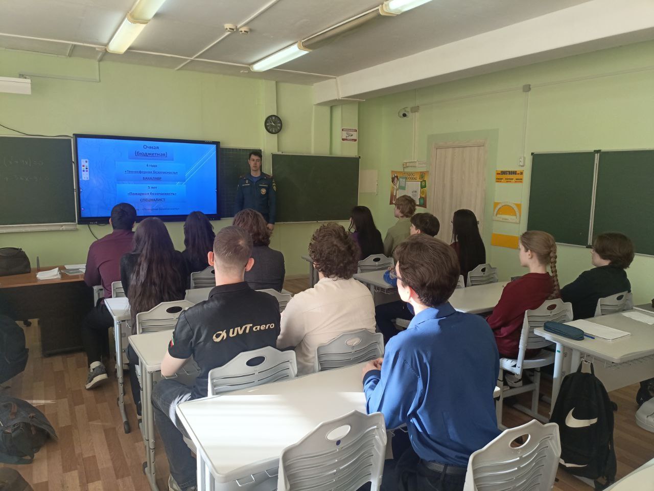 Ноябрьским старшеклассникам помогают найти призвание: сотрудники МЧС рассказывают о пути в профессию Ноябрьским старшеклассникам помогают найти призвание: сотрудники МЧС рассказывают о пути в профессию