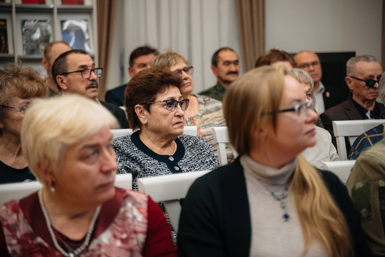 Глава Салехарда Алексей Титовский обсудил со старожилами, ветеранами города, участниками специальной военной операции, историками, краеведами, каким будет новое пространство в честь того, что Салехарду присвоено почётное... Глава Салехарда Алексей Титовский обсудил со старожилами, ветеранами города, участниками специальной военной операции, историками, краеведами, каким будет новое пространство в честь того, что Салехарду присвоено почётное...