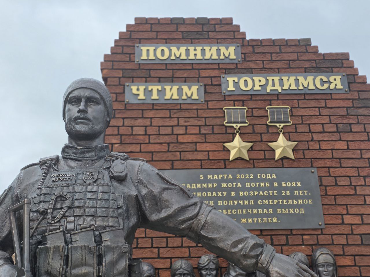 Артем Жога поблагодарил ямальцев за помощь в установке памятника сыну, который открыли сегодня в Волновахе