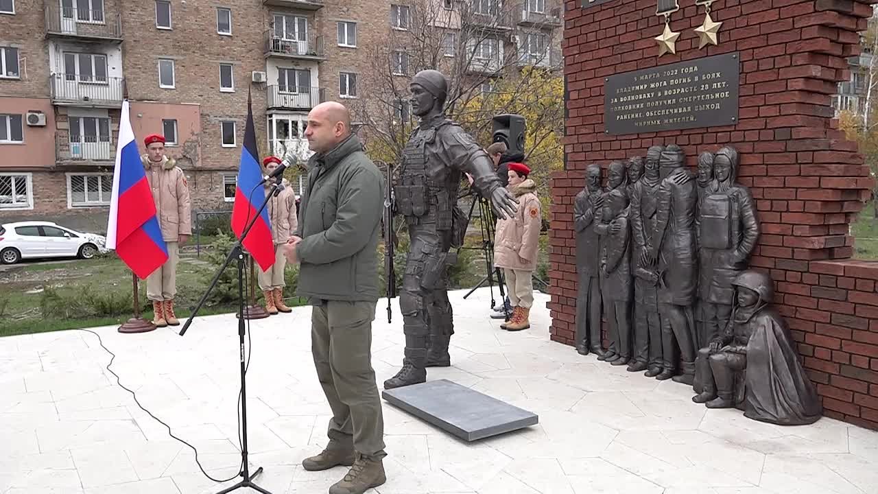 В Волновахе состоялось торжественное открытие памятника Герою России и Донецкой Народной Республики Владимиру Жоге