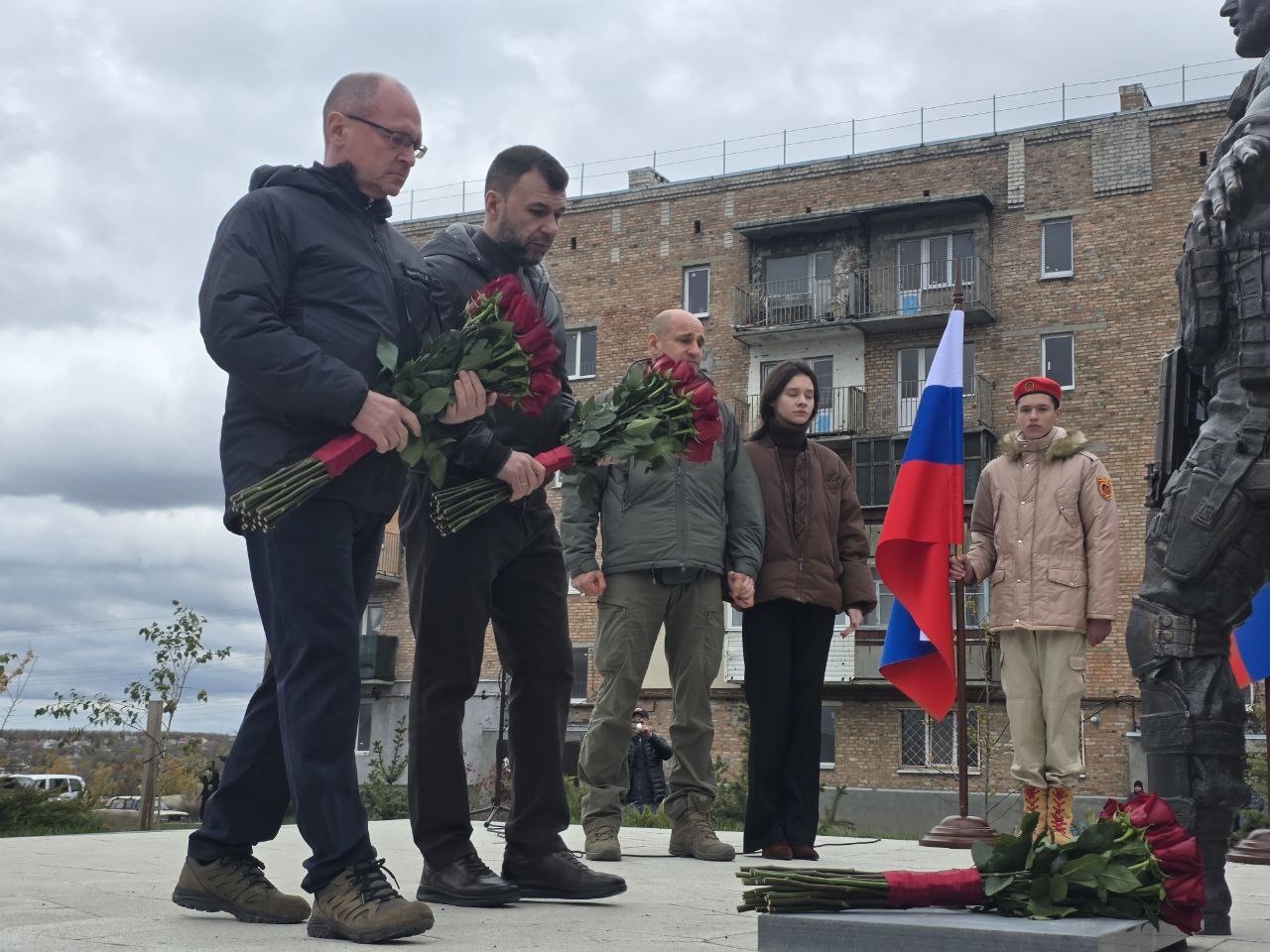 Артем Жога поблагодарил ямальцев за помощь в установке памятника сыну, который открыли сегодня в Волновахе Артем Жога поблагодарил ямальцев за помощь в установке памятника сыну, который открыли сегодня в Волновахе