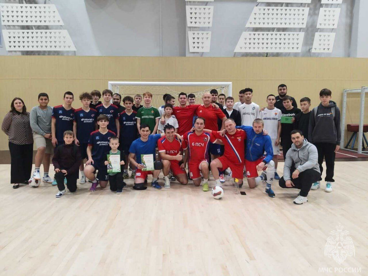 В преддверии Дня народного единства пожарные Муравленко сразились в турнире по мини-футболу