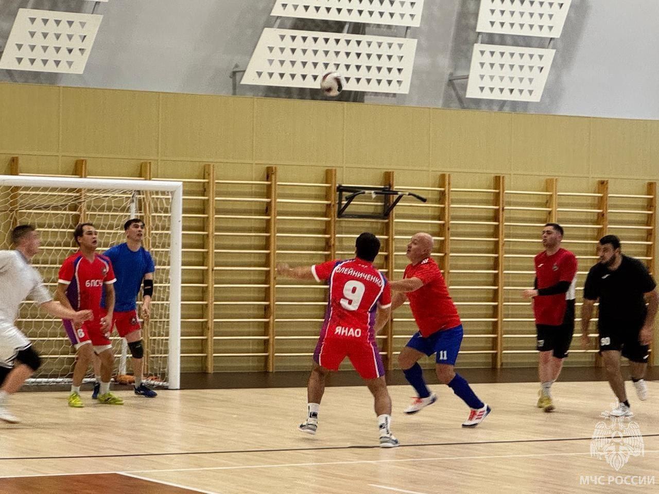 В преддверии Дня народного единства пожарные Муравленко сразились в турнире по мини-футболу В преддверии Дня народного единства пожарные Муравленко сразились в турнире по мини-футболу