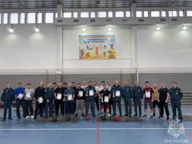 В Новом Уренгое прошли соревнования по гиревому спорту среди подразделений 3 пожарно-спасательного отряда