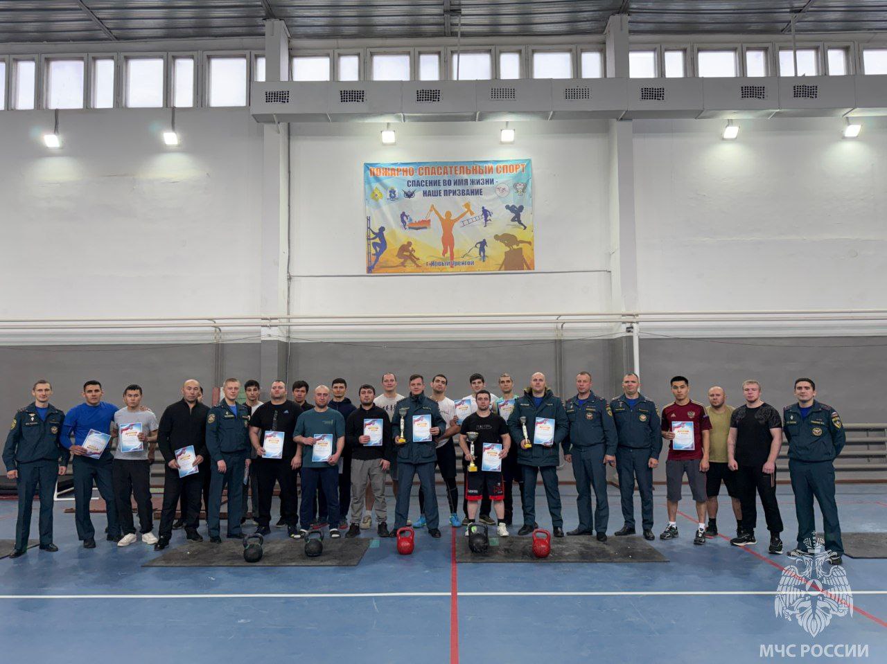 В Новом Уренгое прошли соревнования по гиревому спорту среди подразделений 3 пожарно-спасательного отряда