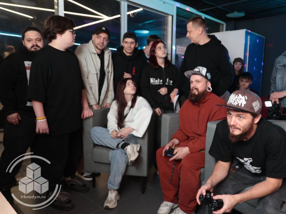 Второй день фестиваля уличной культуры «Пластилин» прошёл сегодня в роллер-парке «Адреналин» — и снова зарядил участников мощной энергией творчества и драйва!