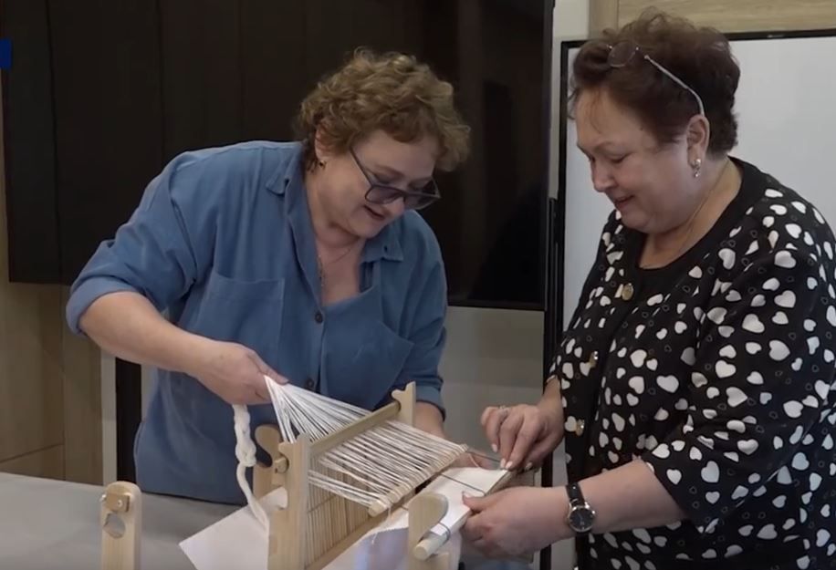 В Тюмени ямальские ветераны осваивают мастерство ткачества